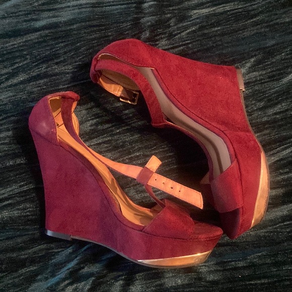 Xhiliration Red Velvet Wedge Heel - Picture 1 of 4